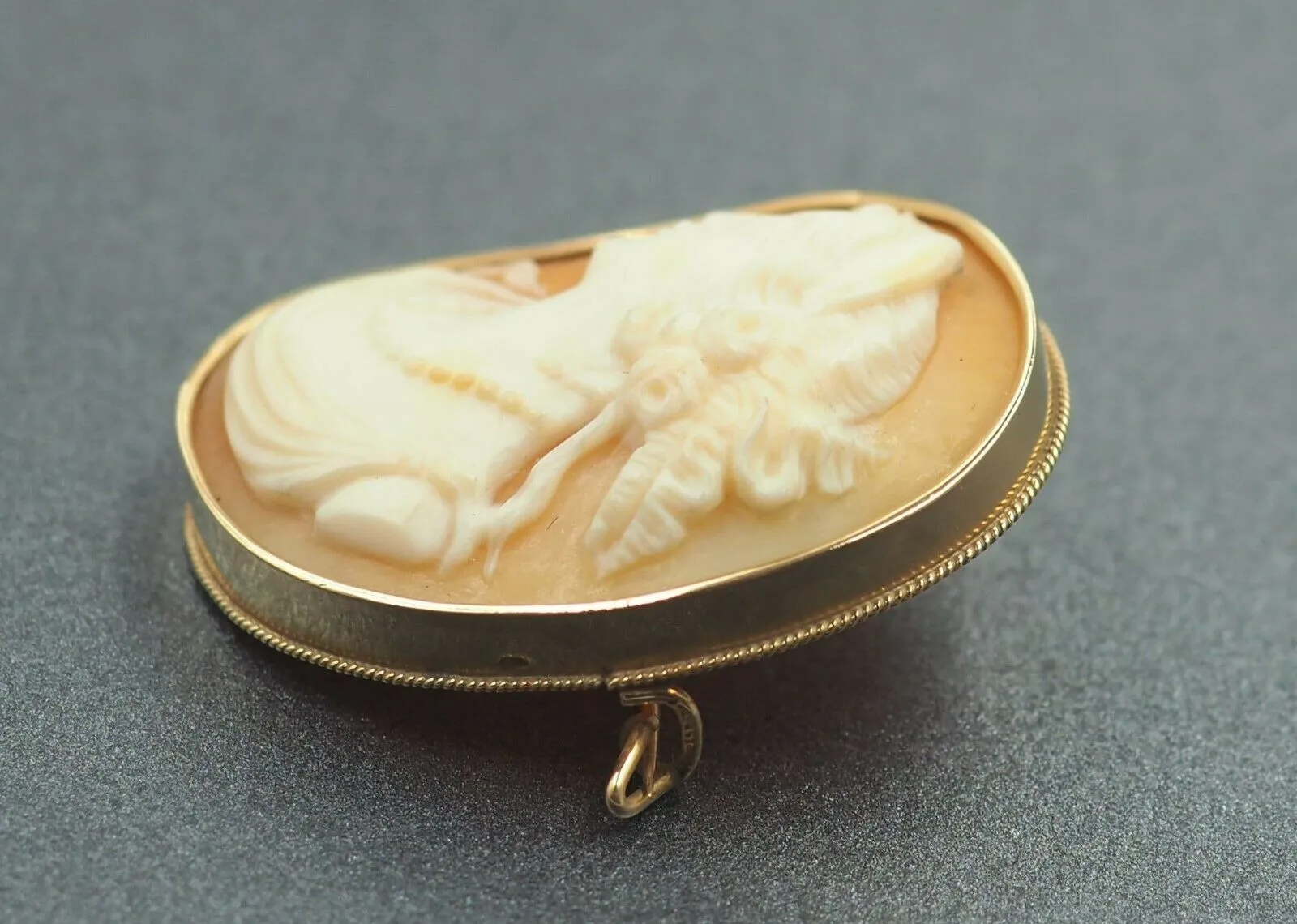 14ct Yellow Gold Portrait Cameo Brooch