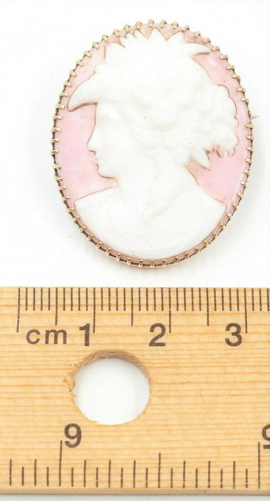 9ct Yellow Gold Pink & White Agate Cameo Brooch