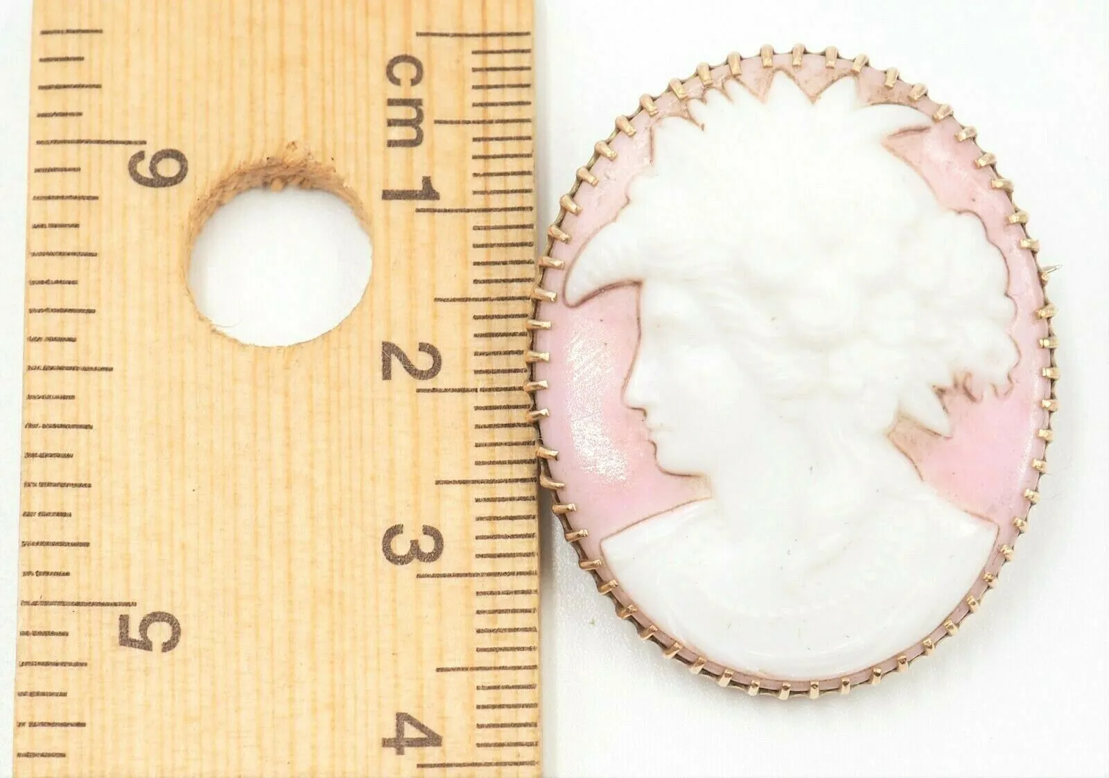 9ct Yellow Gold Pink & White Agate Cameo Brooch