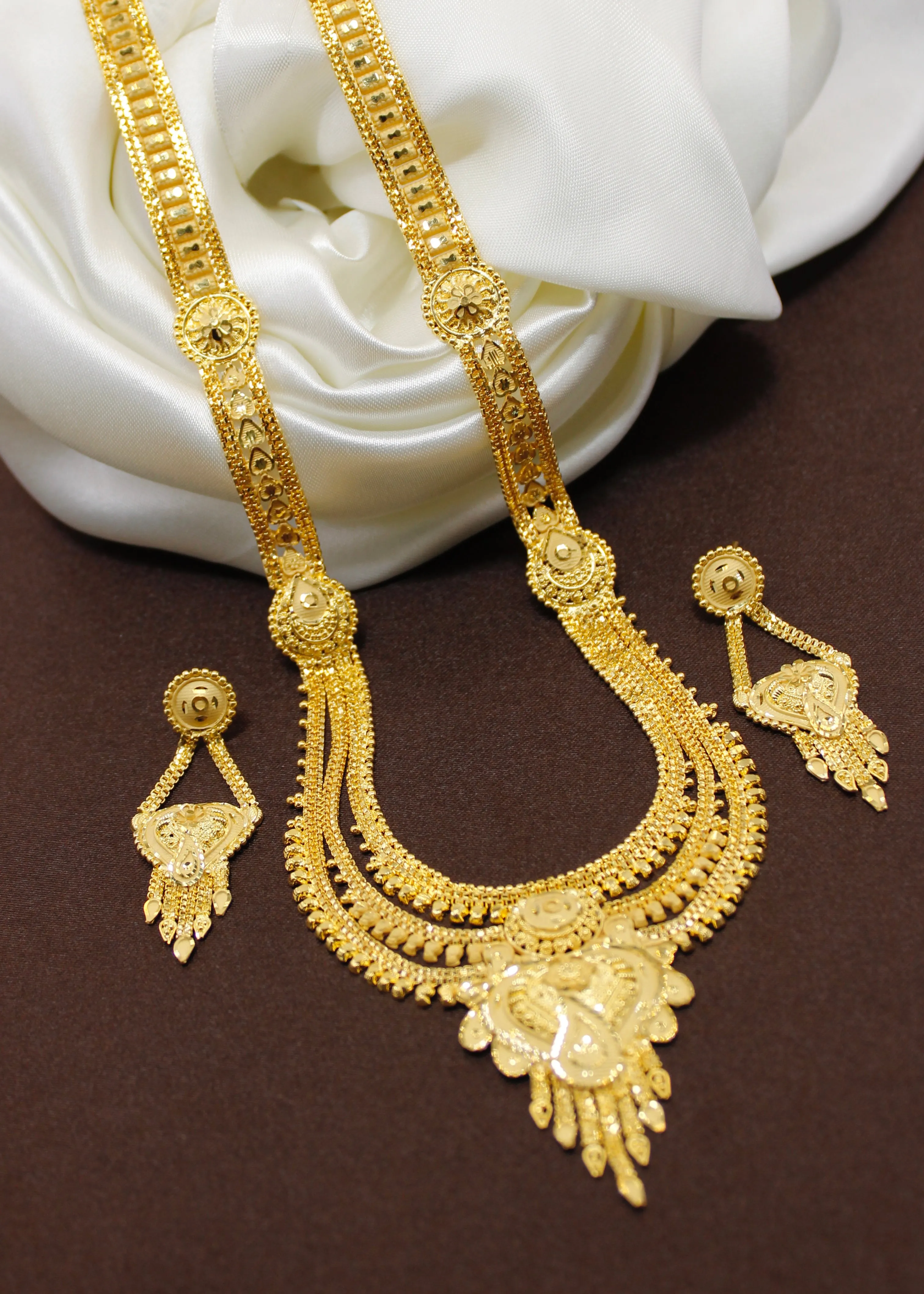 CAPTIVATING GOLDEN NECKLACE