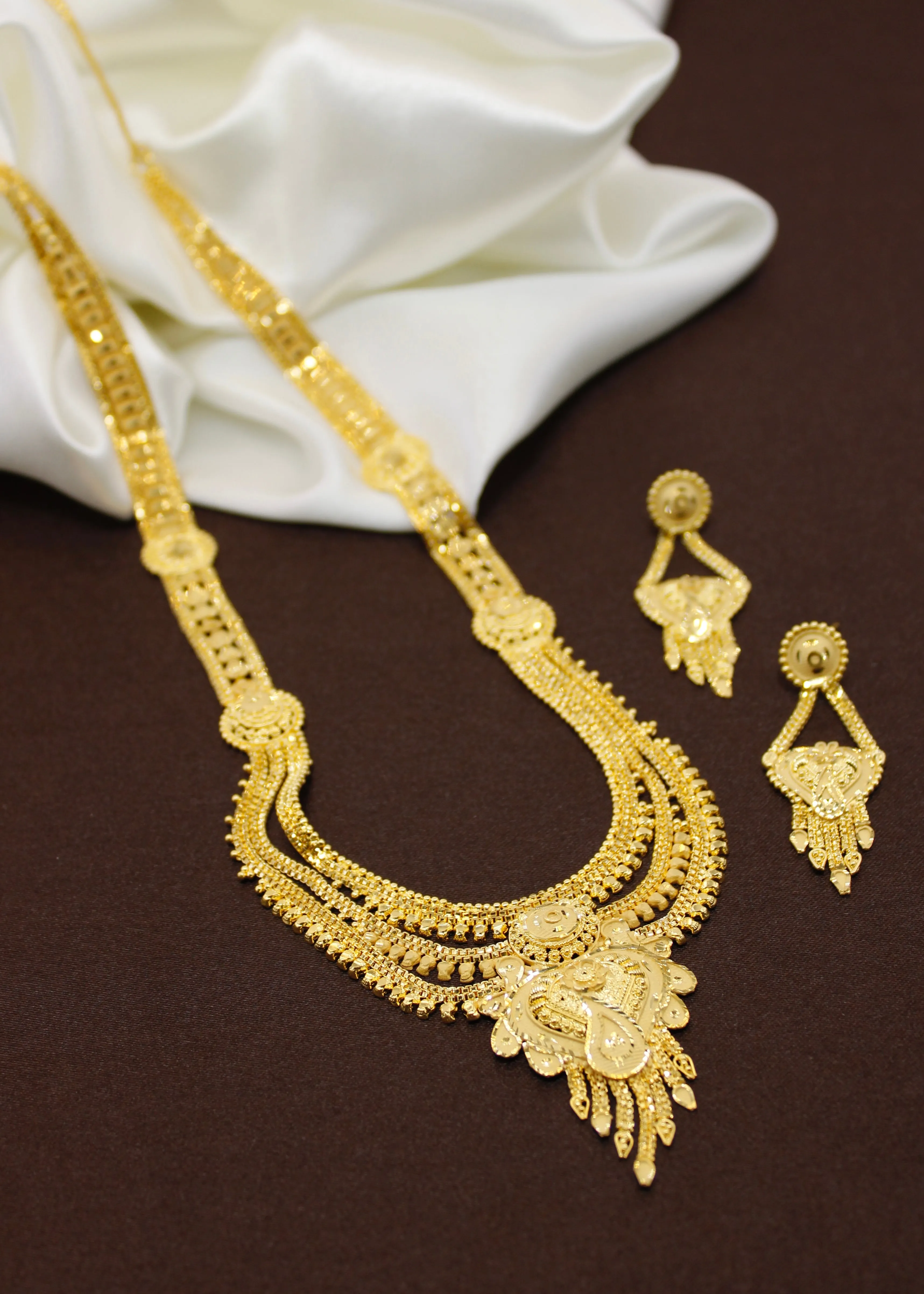 CAPTIVATING GOLDEN NECKLACE