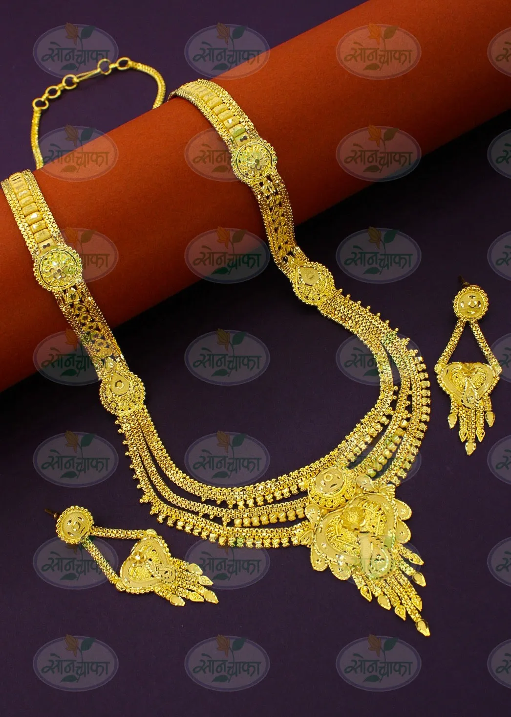 CAPTIVATING GOLDEN NECKLACE