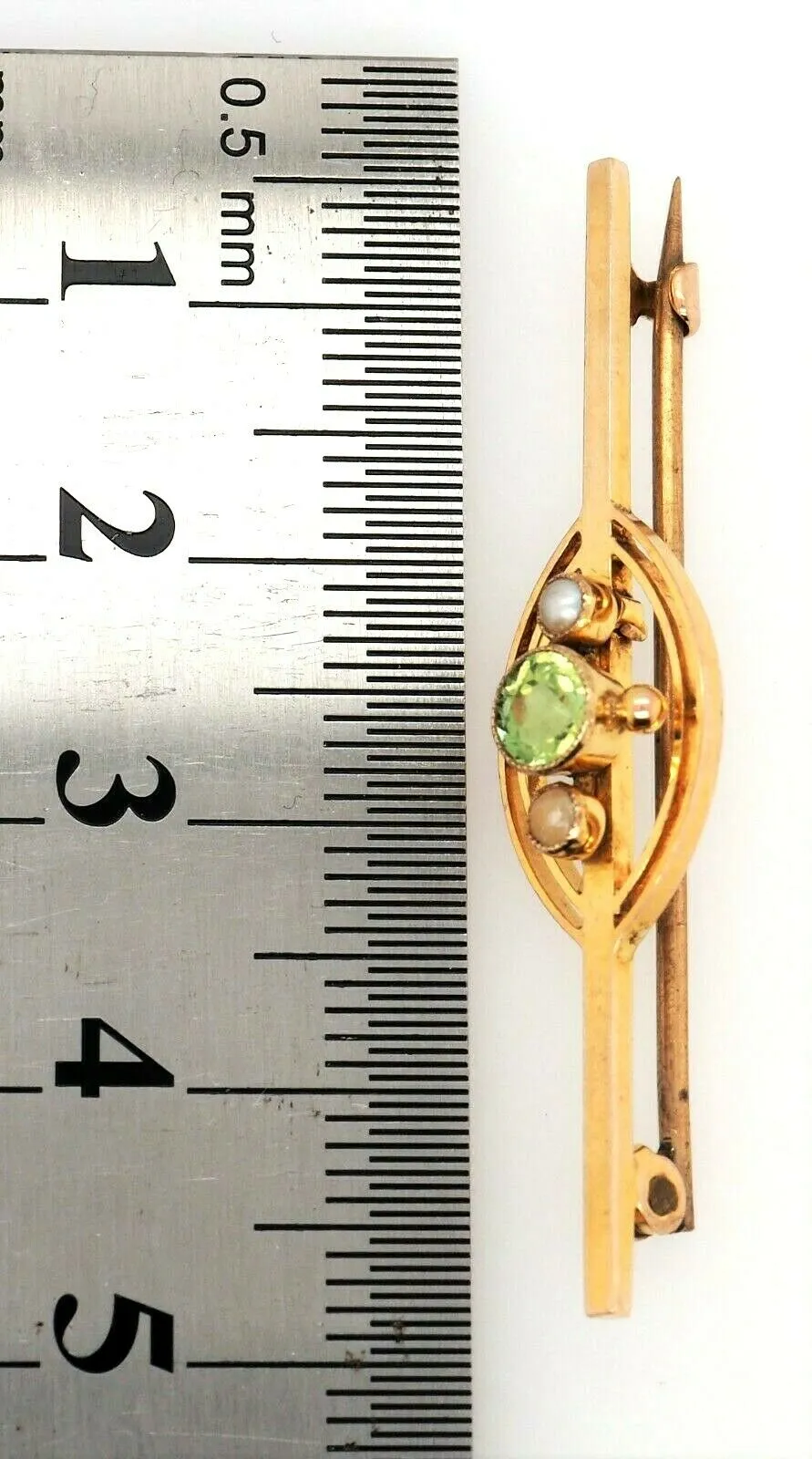 Peridot & Pearl 9ct Yellow Gold Brooch